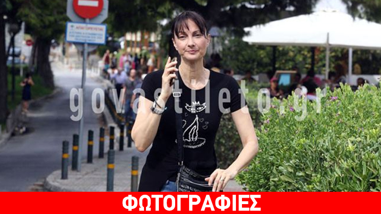 Έλενα Κουντουρά: Μία υπουργός με στιλ και χωρίς ίχνος μακιγιάζ για ψώνια στη Γλυφάδα